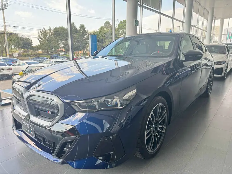 Foto BMW Serie 5 530i usado (2024) color Azul financiado en mensualidades(enganche $539,616 mensualidades desde $53,233)