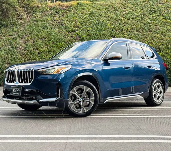 Foto BMW X1 sDrive20i usado (2024) color Azul financiado en mensualidades(enganche $177,980 mensualidades desde $17,558)