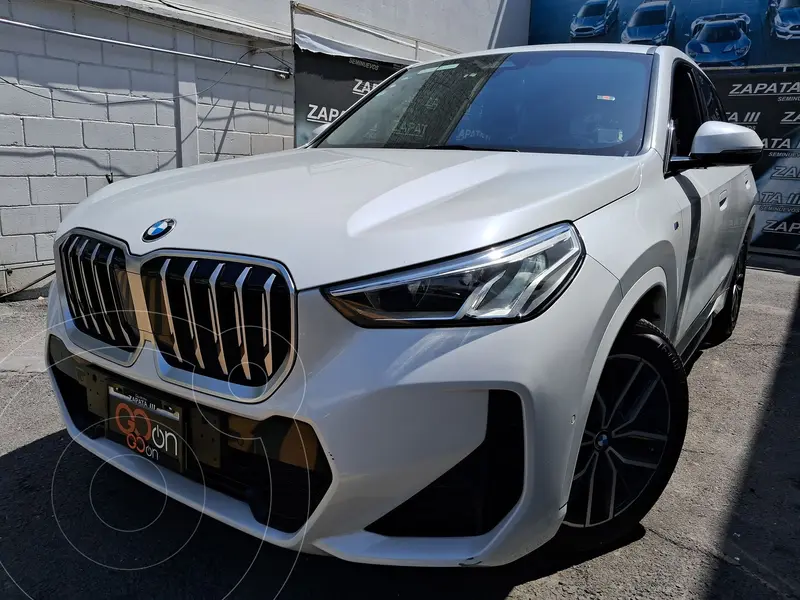 Foto BMW X1 sDrive18i usado (2023) color Blanco financiado en mensualidades(enganche $183,938 mensualidades desde $14,066)