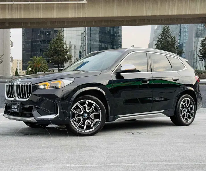 Foto BMW X1 sDrive18i usado (2024) color Negro precio $779,000