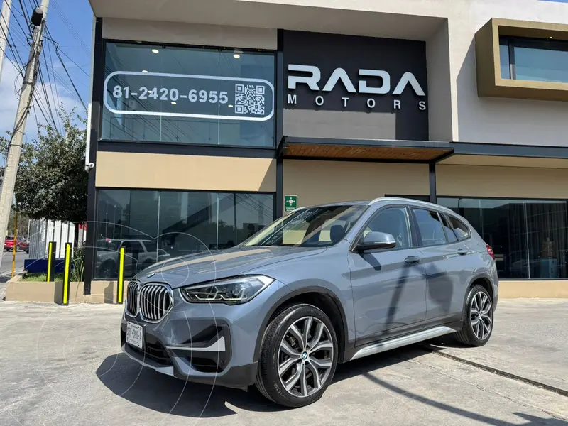 Foto BMW X1 sDrive20i usado (2021) color Gris precio $490,800