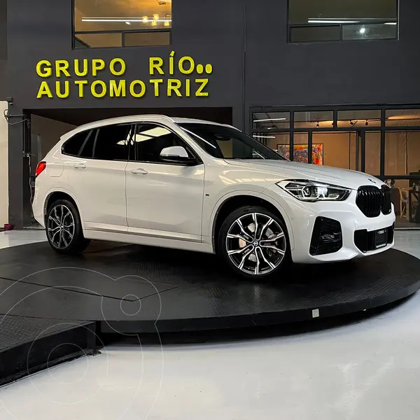 Foto BMW X1 sDrive20i usado (2022) color Blanco precio $598,000