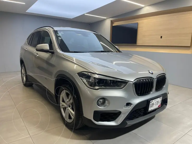 Foto BMW X1 sDrive 18iA usado (2018) color plateado precio $275,000