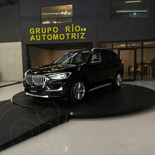 Foto BMW X1 sDrive20i usado (2022) color Negro precio $489,000