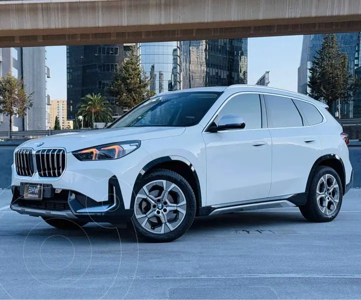 Foto BMW X1 sDrive18i usado (2023) color Blanco financiado en mensualidades(enganche $153,780 mensualidades desde $15,170)