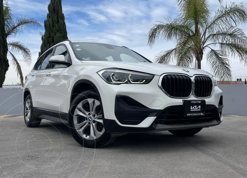 Foto BMW X1 sDrive18i usado (2021) color Blanco precio $582,800