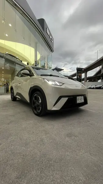 Foto BYD Dolphin Mini 300km usado (2025) color Beige financiado en mensualidades(enganche $144,210 mensualidades desde $6,195)