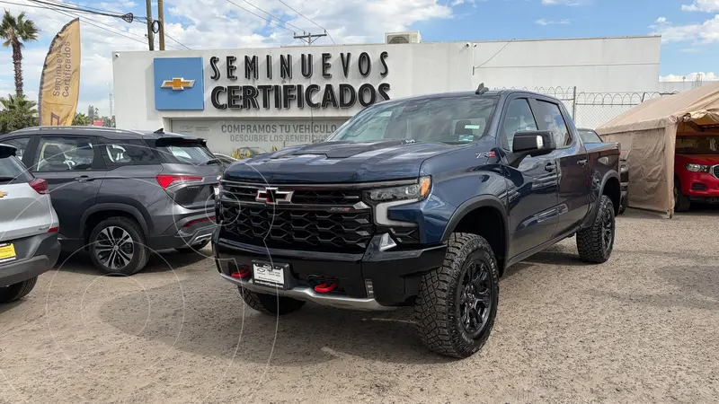 Foto Chevrolet Cheyenne ZR2 usado (2023) color Azul Oscuro precio $1,200,000