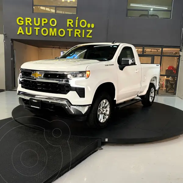 Foto Chevrolet Cheyenne LT 4X4 usado (2024) color Blanco financiado en mensualidades(enganche $110,005 mensualidades desde $23,193)