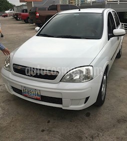 Foto venta carro usado Chevrolet Corsa 4 Puertas Sinc. A-A (2011) color Blanco precio u$s3.900