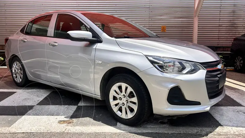 Foto Chevrolet Onix LS Aut usado (2022) color plateado precio $210,000