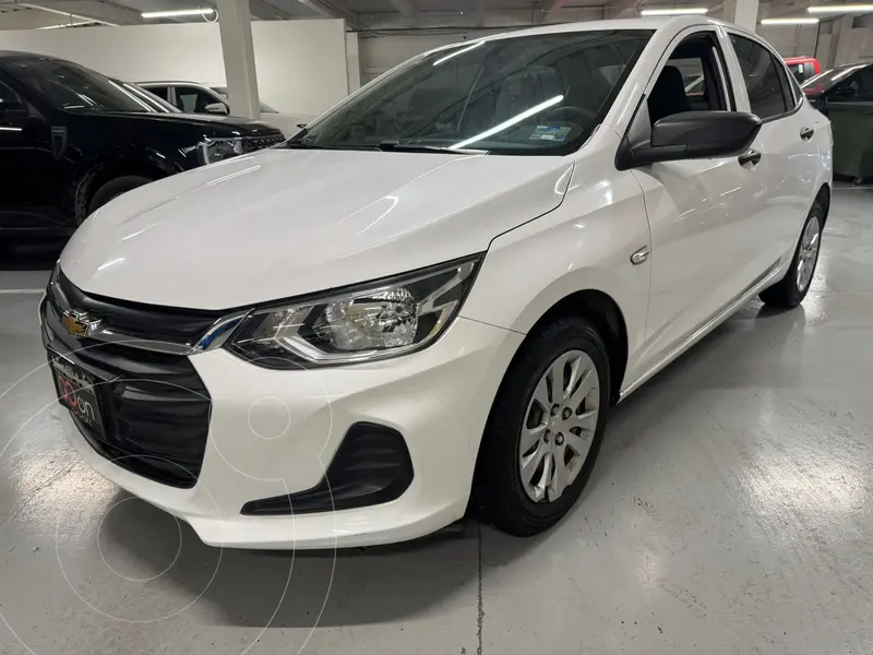 Foto Chevrolet Onix LS usado (2021) color Blanco precio $240,000