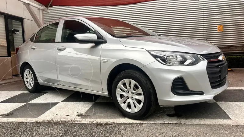 Foto Chevrolet Onix LS Aut usado (2022) color plateado precio $210,000