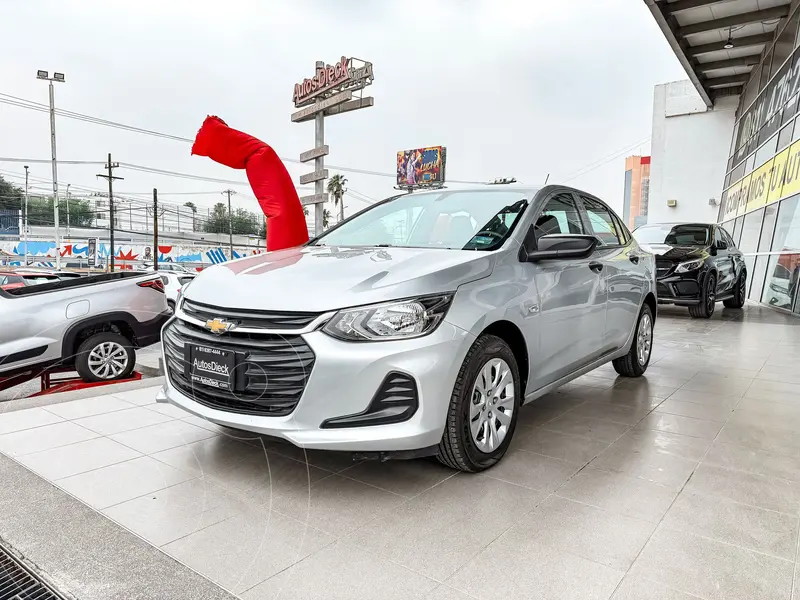 Foto Chevrolet Onix LS Aut usado (2021) color plateado precio $219,000