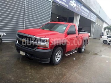 Chevrolet Silverado 1500 LS, REG. CAB. 4X2 V6, AUTOMATICA CON RADIO AM/FM, usado (2017) color Rojo precio $325,000