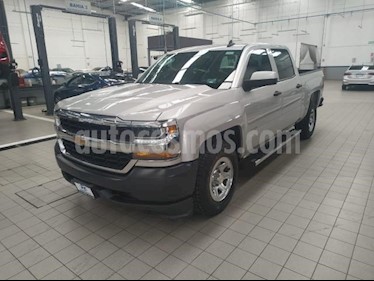 Foto venta Auto usado Chevrolet Silverado 2500 4p LS Doble Cabina V8/5.3 Aut 4X2 (2018) color Plata precio $515,000