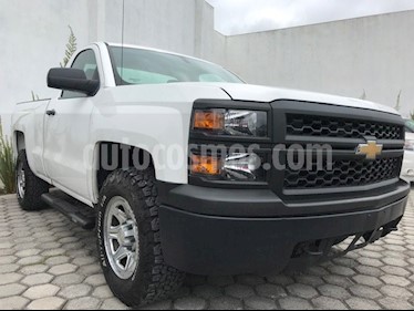 Foto venta Auto Seminuevo Chevrolet Silverado 2500 4x4 Cab Reg Paq K (2015) color Blanco precio $244,999