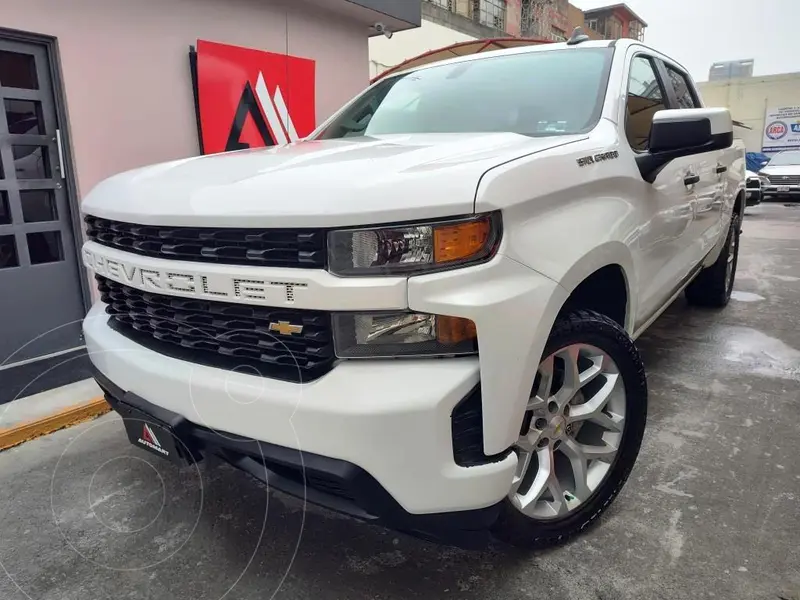 Foto Chevrolet Silverado Doble Cabina 4X2 usado (2021) color Blanco precio $598,000