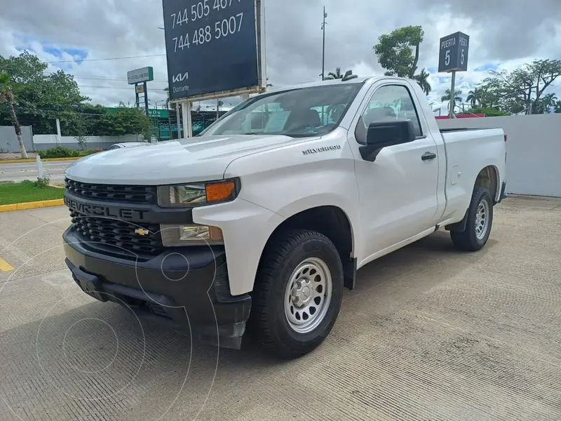 Foto Chevrolet Silverado Cabina Regular 4X2 usado (2020) color Blanco financiado en mensualidades(enganche $88,000 mensualidades desde $10,704)