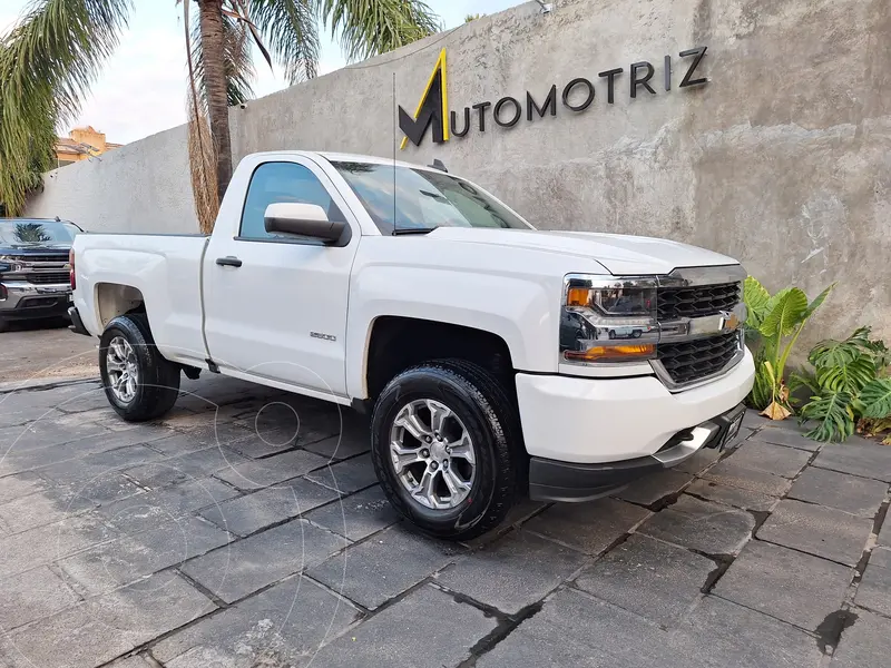 Foto Chevrolet Silverado 4x2 Cab Reg LS usado (2018) color Blanco financiado en mensualidades(enganche $139,500)