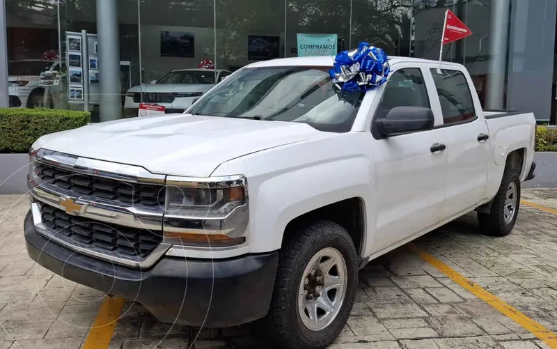 Foto Chevrolet Silverado 4x2 Doble Cabina Paq E usado (2017) color Blanco precio $349,900