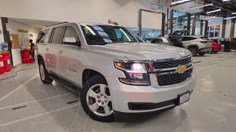 Foto Chevrolet Suburban LT Piel Cubo usado (2016) color plateado precio $475,900