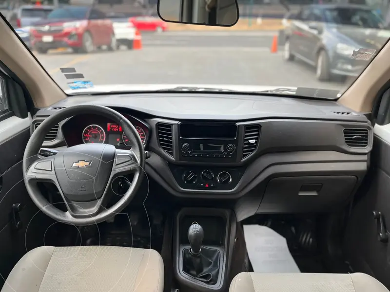 Foto Chevrolet Tornado Van LS usado (2022) color plateado precio $235,000