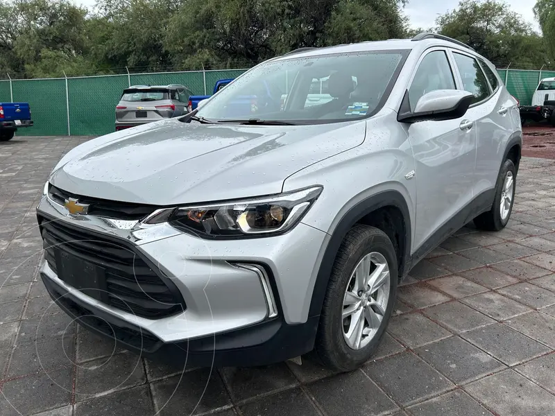 Foto Chevrolet Tracker LS usado (2023) color plateado financiado en mensualidades(enganche $91,000 mensualidades desde $7,375)