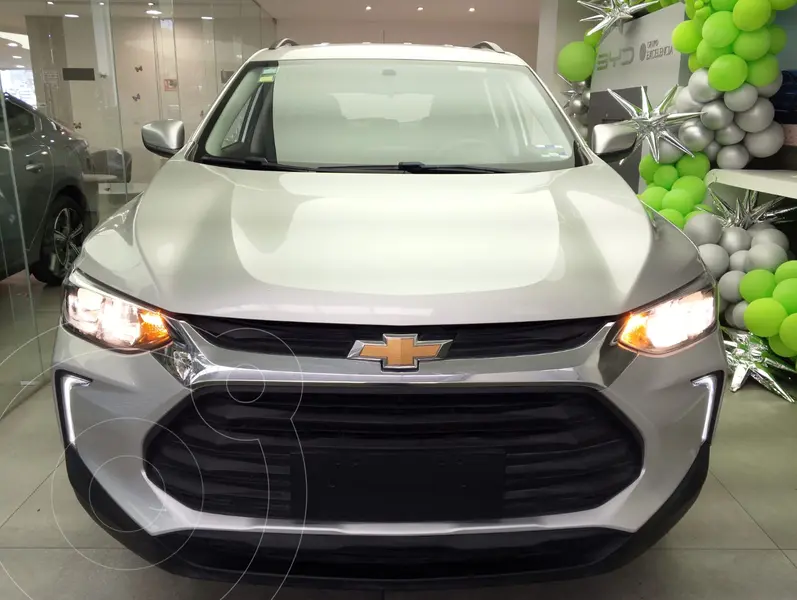 Foto Chevrolet Tracker LS usado (2023) color Plata financiado en mensualidades(enganche $35,000 mensualidades desde $7,500)