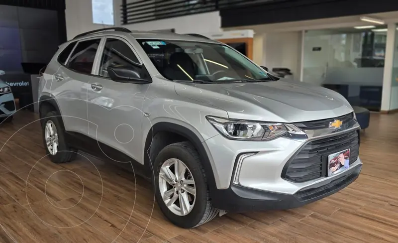 Foto Chevrolet Tracker LS usado (2023) color plateado precio $319,000
