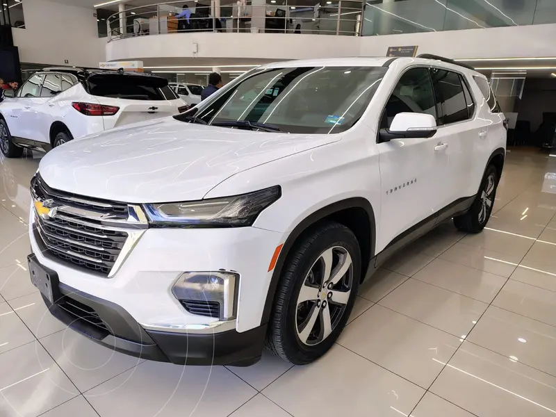 Foto Chevrolet Traverse LT 7 Pasajeros usado (2023) color Blanco financiado en mensualidades(enganche $176,352 mensualidades desde $17,783)