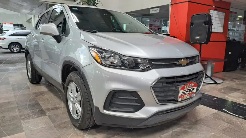 Foto Chevrolet Trax LS usado (2020) color plateado financiado en mensualidades(enganche $91,542 mensualidades desde $3,852)