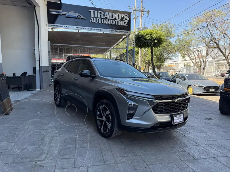 Foto Chevrolet Trax RS usado (2025) color Plata financiado en mensualidades(enganche $106,000 mensualidades desde $14,996)