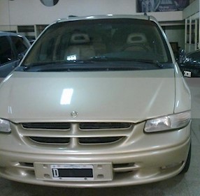 Foto venta Auto usado Chrysler Grand Caravan 3.3 LE Aut (2001) color Marron precio $210.000