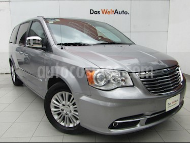 Foto venta Auto usado Chrysler Town and Country Limited 3.6L (2016) color Plata Martillado precio $379,000