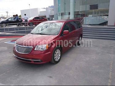Chrysler Town and Country Touring Piel 3.6L usado (2015) color Vino Tinto precio $260,000