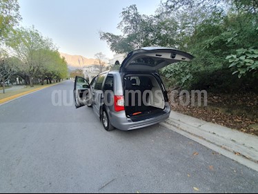 foto Chrysler Town and Country Limited 3.6L usado (2015) color Plata precio $284,970