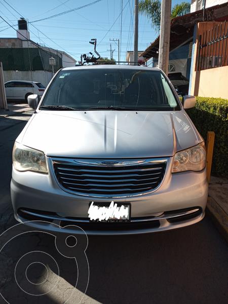 Chrysler Town and Country LX 3.6L usado (2011) color Plata precio $140,000
