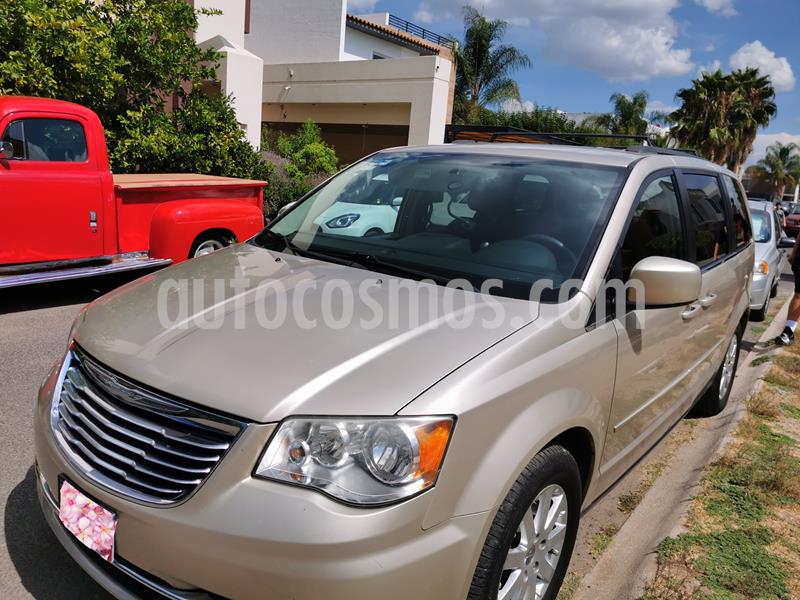foto Chrysler Town and Country LX 3.6L usado (2013) color Dorado precio $152,500