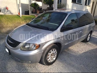 Chrysler Town and Country Limited 3.8L Aut usado (2001) color Plata precio $43,000