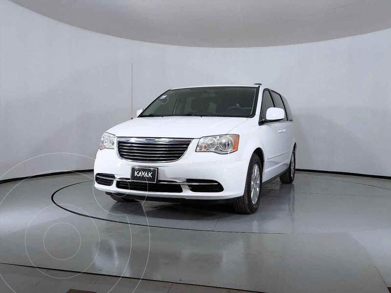 Foto Chrysler Town and Country LX 3.6L usado (2014) color Blanco precio $240,999