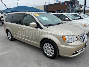 foto Chrysler Town and Country Touring 3.6L usado (2015) color Champagne precio $198,000