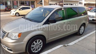 Chrysler Town and Country Limited 3.6L usado (2013) color Beige precio $160,000