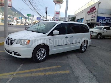 Foto Chrysler Town and Country Touring 3.6L usado (2014) color Blanco precio $225,000