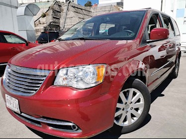 Chrysler Town and Country Touring 3.6L usado (2014) color Rojo precio $210,000