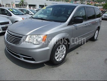 foto Chrysler Town and Country Li 3.6L usado (2014) color Plata precio $220,000