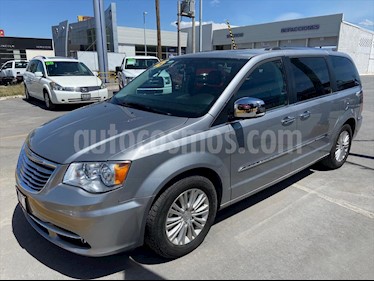 Chrysler Town and Country Limited 3.6L usado (2015) color Plata precio $280,000