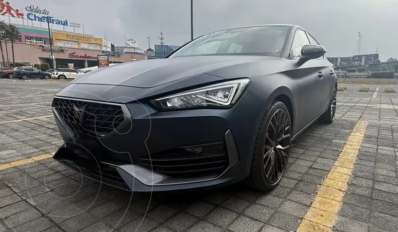 Foto CUPRA Leon 300 HP (Pintura mate) usado (2023) color Azul financiado en mensualidades(enganche $170,000 mensualidades desde $14,000)