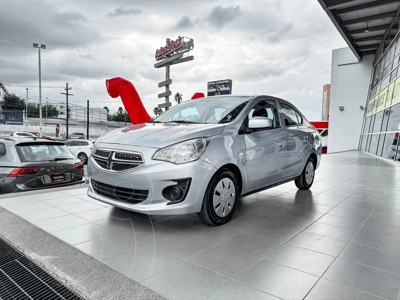 Foto Dodge Attitude SE Aut usado (2023) color plateado financiado en mensualidades(enganche $50,380 mensualidades desde $5,155)