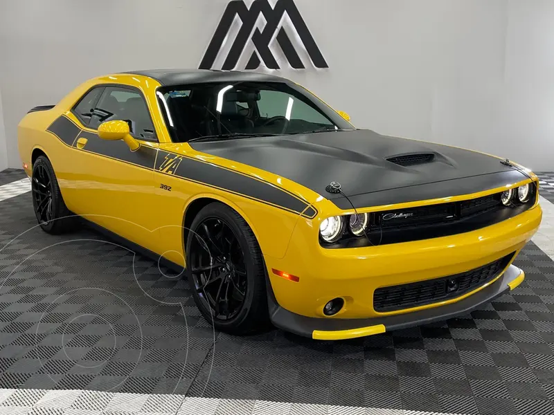 Foto Dodge Challenger 3.6L Dual Stripes usado (2018) color Amarillo precio $1,149,999